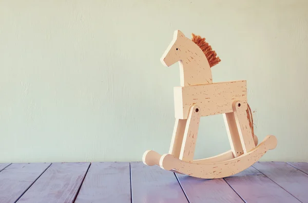 Caballo mecedora vintage en el suelo de madera. imagen filtrada retro — Foto de Stock