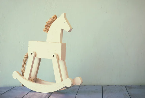 Vintage Houpací kůň na dřevěné podlaze. retro filtrovaného obrazu — Stock fotografie