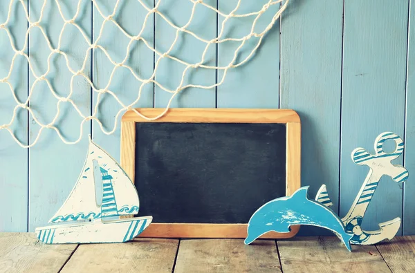 Deniz yaşam tarzı nesneleri ve boş yazı tahtası ahşap masa üzerinde — Stok fotoğraf