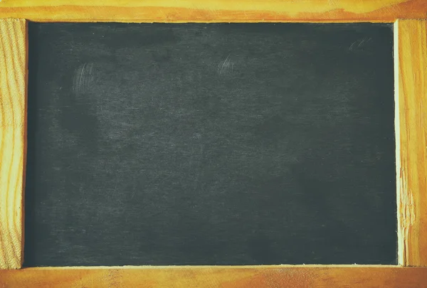 Vintage trä blackboard på träbord med utrymme för text — Stockfoto