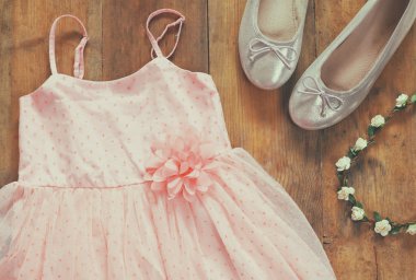 Vintage şifon kızın elbise, bale ayakkabıları yanında çiçek taç