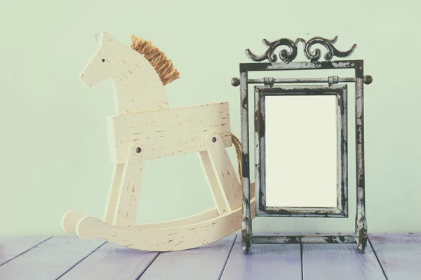 Starožitné prázdné vintage styl rámce a staré houpací kůň nad woo — Stock fotografie