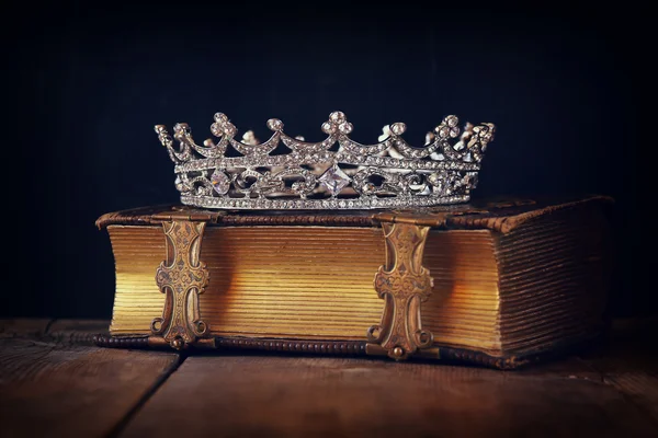 古い本の装飾的な王冠。フィルターのヴィンテージ。選択と集中 — ストック写真