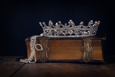eski kitap dekoratif taç düşük anahtar görüntüsü. Filtre vintage.