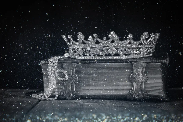 Nízké klíč obrázek dekorativní koruny na staré knihy — Stock fotografie