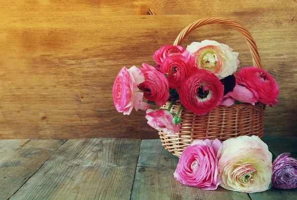 Foto von Frühlingsblumen auf hölzernem Hintergrund — Stockfoto