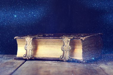 antika hikaye kitabı düşük anahtar görüntüsü. vintage filtre. Seçici