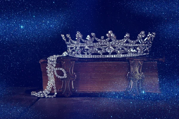Nízké klíč obrázek dekorativní koruny na staré knize. ročník, filtrované. — Stock fotografie