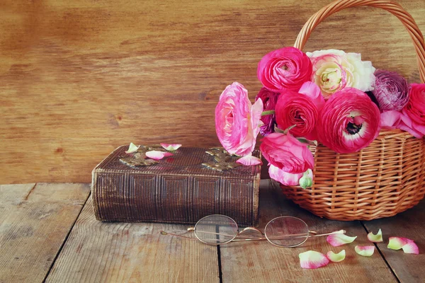 Livro velho e óculos ao lado de belas flores de campo em t de madeira — Fotografia de Stock