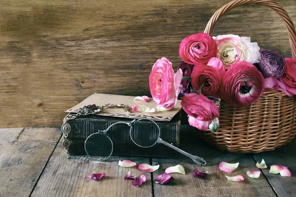 Livro velho e óculos ao lado de belas flores de campo — Fotografia de Stock