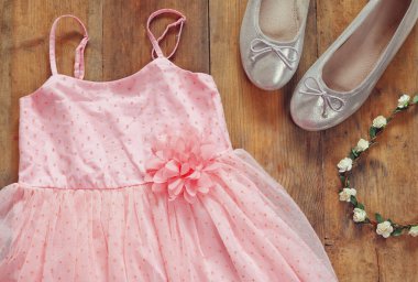 Vintage şifon kızın elbise, bale ayakkabıları yanında çiçek taç 