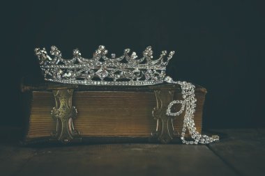 Güzel elmas Kraliçe tacı eski kitap düşük anahtar görüntü