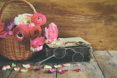 eski kitap ve gözlük güzel alan çiçek yanındaki