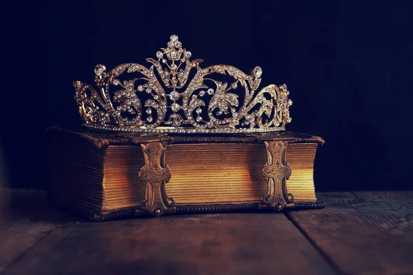 Imagen de llave baja de hermosa corona de la reina del diamante en el libro viejo —  Fotos de Stock