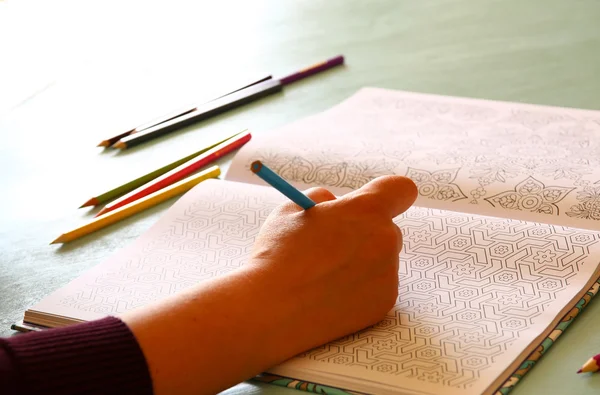 Libro da colorare adulto tendenza, per alleviare lo stress. vista dall'alto. focus selettivo — Foto Stock