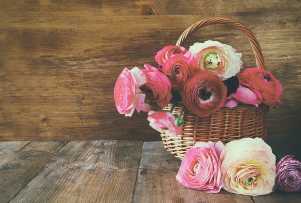 Foto de flores de primavera no fundo de madeira. vintage filtrado . — Fotografia de Stock
