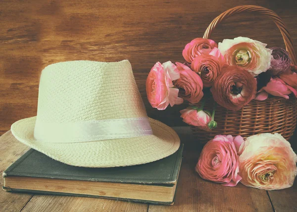 Chapéu fedora ao lado de livro velho e flores — Fotografia de Stock