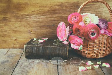 eski kitap ve gözlük güzel alan çiçek yanındaki