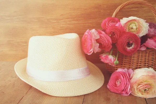 Imagem de belas flores ao lado do chapéu fedora — Fotografia de Stock