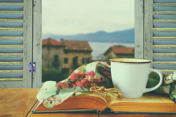 Escena romántica de la taza de café al lado del libro viejo — Foto de Stock