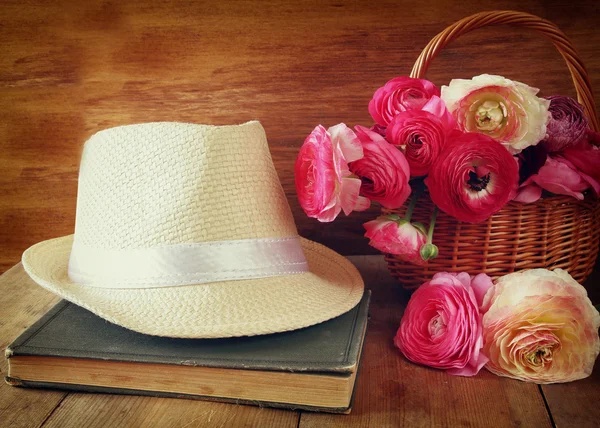 Chapéu fedora ao lado de livro velho e flores — Fotografia de Stock