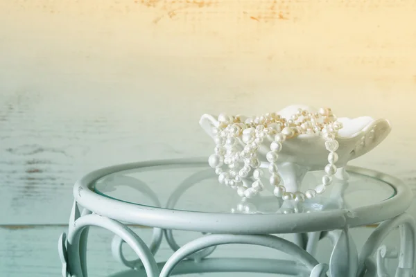 Collar de perlas blancas en la mesa vintage. enfoque selectivo — Foto de Stock