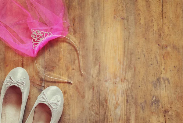 Tiara de diamantes de niña con velo de gasa rosa junto a zapatos de ballet —  Fotos de Stock