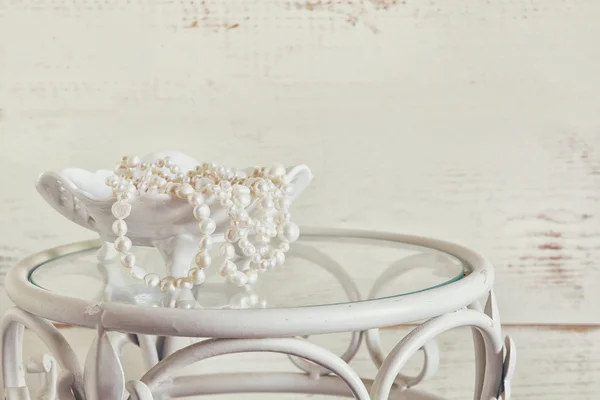 High key image of white pearls necklace on vintage table — Stock Photo, Image