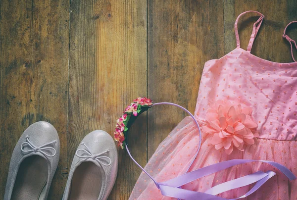 Vintage chiffong flickans klänning, blommor tiara bredvid balettskor — Stockfoto