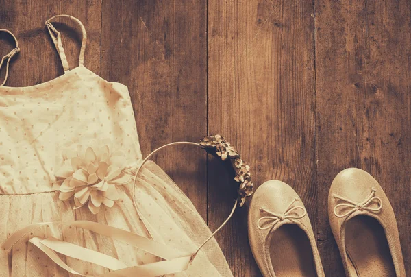 Robe vintage fille en mousseline de soie, tiare florale à côté de chaussures de ballet — Photo