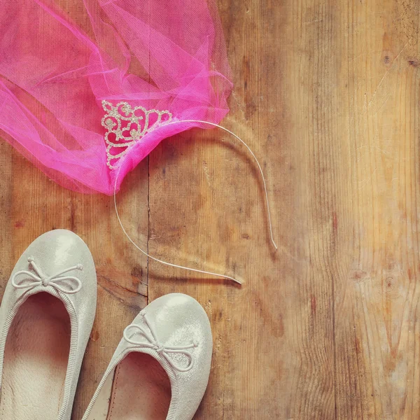 Tiara de diamantes de niña con velo de gasa rosa junto a zapatos de ballet — Foto de Stock