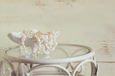 Beyaz İnci kolye vintage tablo üzerinde. seçici odak