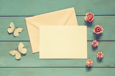 Vintage mockup çiçek ve boş mektup