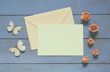 Vintage mockup çiçek ve boş mektup