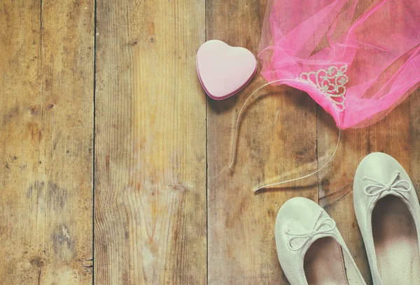 Tiara de diamante da menina com véu chiffon rosa ao lado de sapatos de balé — Fotografia de Stock