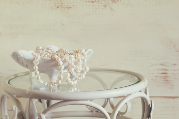 Collana di perle bianche sul tavolo d'epoca. focus selettivo — Foto Stock