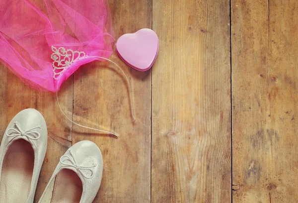 Tiara de niña con velo de gasa, zapatos de ballet en mesa de madera — Foto de Stock