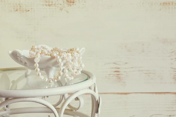 Alta imagen clave de collar de perlas blancas — Foto de Stock