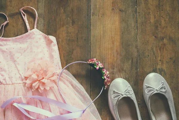 Vestido da menina vintage, tiara floral e sapatos de balé — Fotografia de Stock