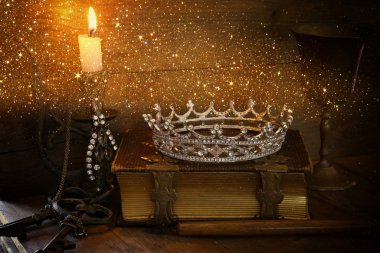 eski kitap Kraliçe tacı. fantezi orta yaş kavramı