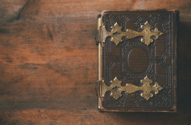 pirinç tokalar ile antika kitap kapağı Üstten Görünüm