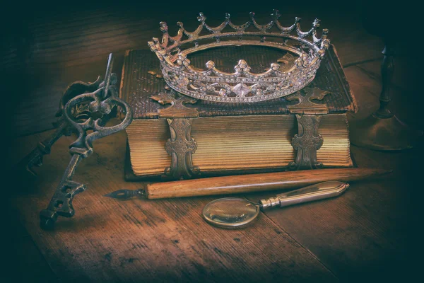 De kroon van de koningin op oude boek. fantasie middenleeftijd concept — Stockfoto