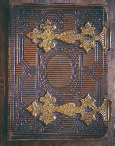 Vista superior de la cubierta del libro antiguo, con broches de latón — Foto de Stock