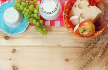 görüntü süt ürünleri ve meyve. Sembolleri Yahudi tatil - Shavuot