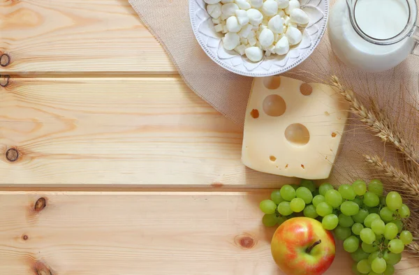 Afbeelding van zuivel en fruit. Symbolen van Joodse vakantie - Sjavoeot (Wekenfeest) — Stockfoto