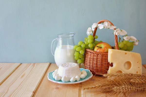 görüntü süt ürünleri ve meyve. Sembolleri Yahudi tatil - Shavuot