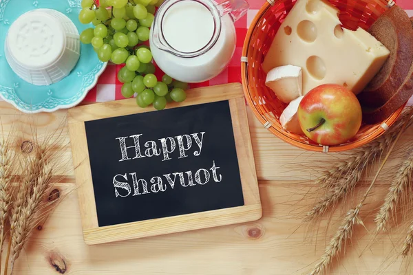 Bild von Milchprodukten und Früchten auf dem Holztisch. Symbole des jüdischen Feiertags - shavuot — Stockfoto