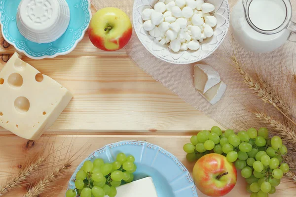 Beeld van melkproducten en fruit — Stockfoto