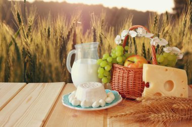 görüntü süt ürünleri ve meyve