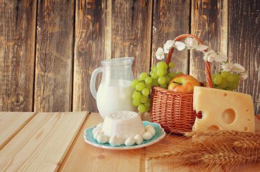 görüntü süt ürünleri ve meyve
